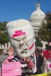 "Queremos dinero para empleos y educación, no para bancos y corporaciones", coreaban manifestantes que se apostaron frente al Capitolio, en Washington