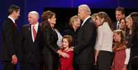 Acompañados de familiares, los candidatos a la vicepresidencia de Estados Unidos, la republicana Sarah Palin y el demócrata Joe Biden, poco después del debate realizado en la Universidad Washington en San Luis, Misuri