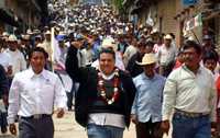Yadín Villavicencio Ramírez, candidato priísta a diputado por el distrito 27 (de chamarra), cerró campaña el miércoles en Metlatónoc protegido con un chaleco antibalas y escoltas, tras denunciar amenazas de muerte. El aspirante es hijo del cacique oaxaqueño Celso Villavicencio, cercano al ex gobernador Rubén Figueroa Alcocer La Jornada