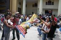 En Chilpancingo, miles de maestros de la Coordinadora Estatal de los Trabajadores de la Educación en Guerrero lanzaron huevos contra los edificios del PRD y Nueva Alianza y destruyeron propaganda electoral  Óscar Alvarado