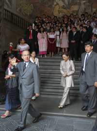 El presidente Felipe Calderón se retira de Palacio Nacional luego de reconocer a jóvenes galardonados con el Premio Nacional de la Juventud. Atrás, la titular de la Secretaría de Educación Pública, Josefina Vázquez Mota