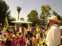 Andrés Manuel López Obrador recorrió este viernes el sur de Nuevo León. La imagen durante su encuentro con habitantes del municipio Mier y Noriega