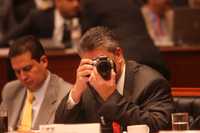 El consejero Arturo Sánchez Gutiérrez retrata a los fotógrafos durante la sesión ordinaria en las instalaciones del IFE