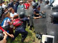 Policías de Tabasco repliegan a los habitantes de la comunidad Barrancas y Guanal, después de la entrada de maquinaria para abrir un canal para desahogar el río Grijalva, dentro de sus tierras de cultivo