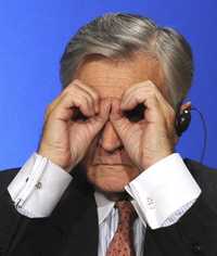 El gobernador del Banco Central Europeo, Jean-Claude Trichet, ayer en conferencia de prensa en el Palacio del Eliseo, en París, donde se llevó a cabo la reunión del Grupo de los Cuatro