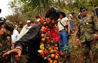 El presidente Evo Morales, ataviado con un collar de hojas de coca, frutas y flores, en el marco de una masiva concentración de cocaleros, ayer, en La Asunta, en la región de Los Yungas, a 80 kilómetros de La Paz