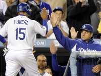 Rafael Furcal es felicitado por el manager de los Dodgers, Joe Torre, quien por decimocuarta ocasión al hilo está en playoffs