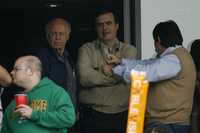 DOMINGO FUTBOLERO. José Narro Robles, rector de la Universidad Nacional Autónoma de México, y Marcelo Ebrard Casaubon, jefe de gobierno del Distrito Federal, asistieron ayer al estadio olímpico de Ciudad Universitaria, donde se enfrentaron Pumas y Águilas