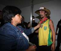 Trinidad Ramírez, esposa de Ignacio del Valle, entrega a Manu Chao machete, paliacate y sombrero