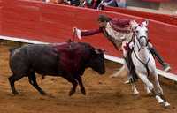 El rejoneador Gastón Santos durante la corrida inaugural de la temporada grande en la Plaza México