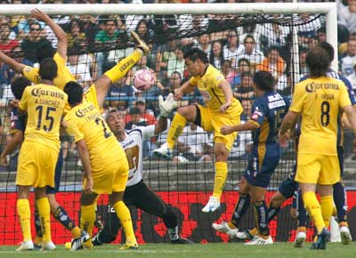 Rescata Pumas empate ante América