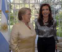 Cristina Fernández, presidenta de Argentina (a la derecha), recibió ayer a su par de Chile, Michelle Bachelet, en la residencia oficial de los Olivos, a las afueras de Buenos Aires