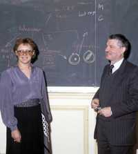 Francoise Barré-Sinoussi y Luc Montagnier, profesores de virología, en una imagen tomada en 1985 en el Instituto Pasteur, en París
