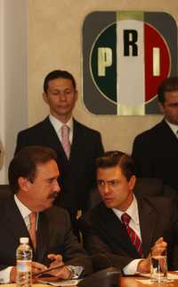 La bancada del PRI en San Lázaro, encabezada por Emilio Gamboa Patrón, recibió al gobernador del estado de México, Enrique Peña Nieto, para discutir temas presupuestales