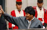 El presidente boliviano saluda a seguidores que se congregaron frente al palacio presidencial en la ciudad de La Paz
