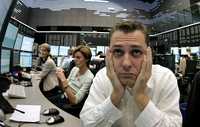 Un agente bursátil reacciona ante la caída de las acciones en los mercados de Frankfurt, Alemania. La debacle financiera en Estados Unidos sacude ya a todo el mundo