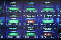 Tablero eléctronico que muestra los precios de las acciones de las empresas que cotizan en el mercado del Nasdaq en Wall Street