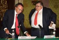 Guillermo Ortiz, gobernador del Banco de México, junto al secretario de Hacienda, Agustín Carstens, al término de la  conferencia de prensa