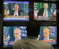 Un operador de la bolsa de Nueva York observa en los monitores las declaraciones del secretario del Tesoro de Estados Unidos, Henry Paulson