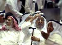 Las bolsas árabes se hundieron ayer por cuarto día consecutivo. Sin embargo, los mercados de Arabia Saudita y de Kuwait recortaron sus pérdidas a última hora. El índice saudí Tadawul, de la mayor bolsa del mundo árabe, se derrumbó 8 por ciento, pero al final cerró con 1.5 por ciento de pérdida. El índice de Kuwait cayó más de 3 por ciento pero cerró con menos 1.41. La peor fue la bolsa de Emiratos Árabes Unidos en Dubai, que retrocedió 8.43 por ciento. En Jordania la caída fue de 3.9 por ciento y llega en torno a 15 por ciento en cuatro días, mientras el CASE egipcio, que había caído más de 10 por ciento el martes, cerró con otro 6 por ciento menos
