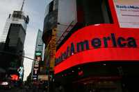 Fachada del Bank of America en Nueva York. El banco acordó la recompra de 4 mil 700 millones en garantías de seguro, instrumento que afectó a miles de clientes cuyas debido a que las inversiones fueron de riesgo, informaron ayer autoridades reguladoras