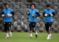 Los porteros Oswaldo Sánchez y Guillermo Ochoa, durante la práctica del Tri para enfrentar a los caribeños