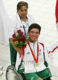 El nadador Reyes aconseja a los jóvenes hacer deporte