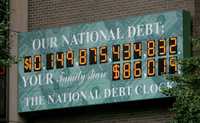 El famoso "reloj" que actualiza en tiempo real la deuda nacional de Estados Unidos ya no tiene suficientes dígitos para mostrar el pasivo de la mayor economía mundial, que supera los 10 billones de dólares, informó hoy la cadena CNN. Ubicado a gran altura cerca de Times Square, tiene 13 dígitos, uno menos de los necesarios para exhibir la astronómica deuda asumida durante la presidencia de George W. Bush. Además del monto total de la deuda, también muestra en su parte inferior el dinero que debe cada estadunidense, dividiendo el total por la población del país