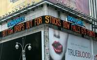 El cartel de la bolsa de Nueva York en Time Square mostró ayer el hundimento de 7.33 por ciento del índice Dow Jones, que cerró por debajo de los 9 mil puntos por primera vez desde mediados de 2003