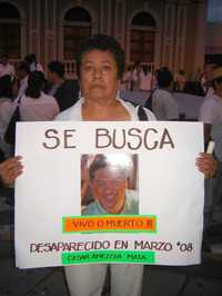 Durante la marcha contra la inseguridad realizada en la capital de Colima el 30 de agosto, María Luisa Mata exigió a las autoridades información sobre el paradero de su hijo, el comerciante de automóviles usados César Amezcua, quien desapareció el 28 de marzo en compañía de dos amigos