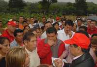 Durante un recorrido por municipios afectados por las lluvias, el gobernador de Veracruz, Fidel Herrera, señaló que es prioritario construir un muro de contención para el río Misantla