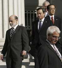 El presidente de la Reserva Federal de Estados Unidos, Ben Bernanke (izquierda), acompañado de gobernadores de bancos centrales del G-7 ayer, en el Departamento del Tesoro, en Washington