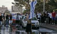 Un israelí se manifiesta en contra de la comunidad árabe de Acre, donde ayer hubo choques interétnicos