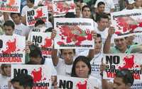 Activistas por la autonomía de Santa Cruz se manifiestan contra el gobierno boliviano y la Carta Magna aprobada por la Asamblea Constituyente
