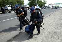 Elementos de la policía federal comienzan a retirarse de la carretera Cuautla-Jojutla, frente al poblado Xoxocotla, Morelos, después de haberse instalado como parte del operativo para evitar la toma de carreteras por los habitantes de dicho poblado y por integrantes del magisterio