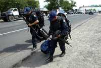 Elementos de la policía federal comienzan a retirarse de la carretera Cuautla-Jojutla, frente al poblado Xoxocotla, Morelos, después de haberse instalado como parte del operativo para evitar la toma de carreteras por los habitantes de dicho poblado y por integrantes del magisterio