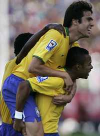 Kaká, quien anotó un gol, y Robinho, quien hizo un doblete, festejan el triunfo 4-0 de Brasil sobre Venezuela