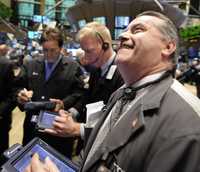 Ayer las sonrisas predominaron en el piso de remates de la bolsa de Nueva York, donde el Dow Jones ganó un espectacular 11.08 por ciento