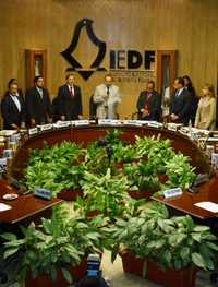 El consejero presidente del IEDF, Isidro Cisneros, interpuso una denuncia ante la Secretaría de la Función Pública para que investigue posibles irregularidades en que incurrió el contralor general, Miguel Ángel Mesa Carrillo