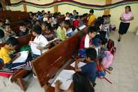 En repudio a la alianza educativa en Morelos, profesoras trataron de impedir la apertura de una escuela, por lo que fueron detenidas por pobladores de Nepopualco. En la imagen, clases extramuros en un templo de Yecapixtla