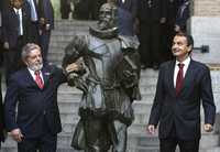 Luis Inacio Lula da Silva, presidente de Brasil, y José Luis Rodríguez Zapatero, presidente del gobierno español, flanquean una escultura del Quijote, ayer, en Toledo, durante la entrega del galardón