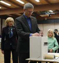 El primer ministro de Canadá, Stephen Harper, vota en Calgary