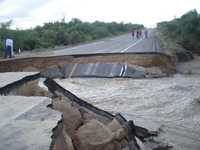 Varios tramos de la carretera Álamos-Navojoa quedaron devastados por el paso del huracán Norbert  en Sonora