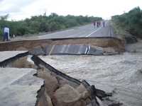 Varios tramos de la carretera Álamos-Navojoa quedaron devastados por el paso del huracán Norbert en Sonora