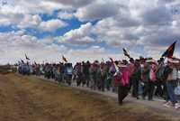 La marcha de organizaciones sociales que exige al Congreso aprobar una convocatoria para el referendo constitucional ha recorrido ya más de la mitad de los 200 kilómetros en su camino, que arrancó de Oruro, hacia la sede de gobierno en La Paz