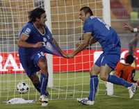 Alberto Aquilani (izquierda) festeja con su compañero Andrea Dossena el gol que le anotó a Montenegro