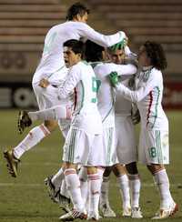 Los tricolores felicitan a Salcido, anotador del primer gol mexicano