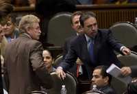 El diputado perredista Javier González Garza y su par priísta Emilio Gamboa Patrón durante la sesión de ayer en el Palacio Legislativo de San Lázaro