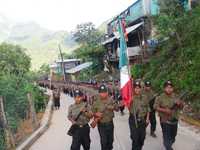 Integrantes del Consejo Regional de Autoridades Comunitarias desfilan por la comunidad de Tilapa, municipio de Malinaltepec, en los límites entre la Costa Chica y la Montaña de Guerrero, para conmemorar los 13 años de fundación de las policías comunitarias