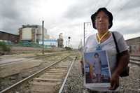 Madres de migrantes centroamericanos desaparecidos durante su recorrido por México visitaron la vieja estación ferroviaria de Lechería, estado de Mexico, para hablar con los indocumentados que esperan el tren. En la imagen, Emeteria Martínez, de 70 años, sostiene un retrato de su hija Ada Marlén, de quien no ha vuelto a saber hace 20 años, cuando partió hacia Estados Unidos y dejó a dos hijos